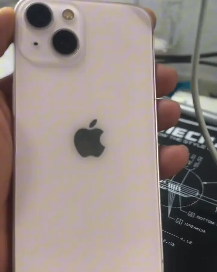 iPhone rosa com acabamento de novo