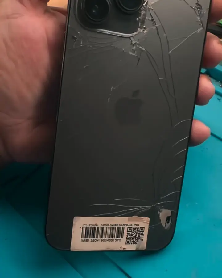 Antes: iPhone Pro grafite com o vidro traseiro todo trincado