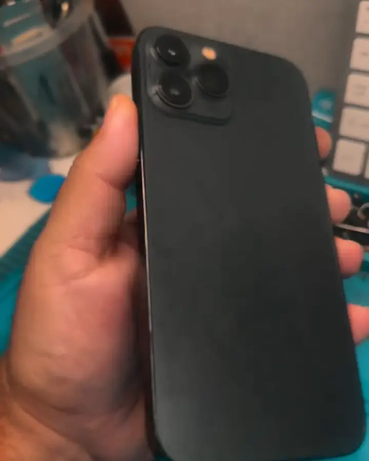 Depois: o mesmo iPhone Pro com vidro traseiro novo