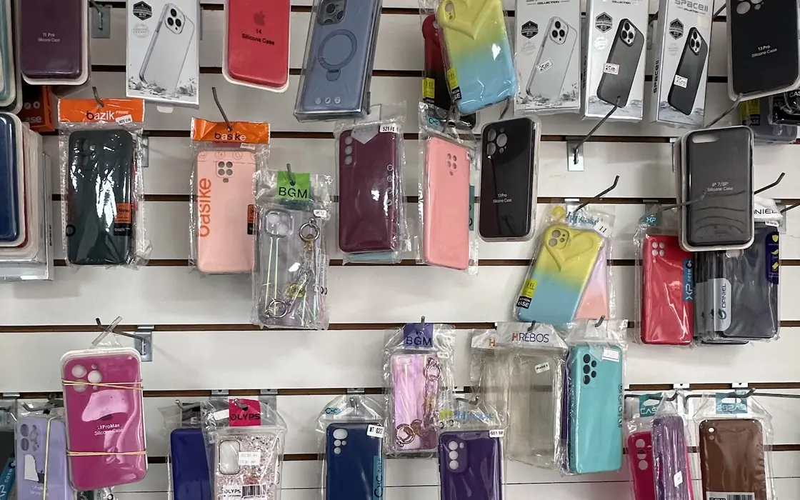 Parede da loja com capinhas de vários modelos e cores